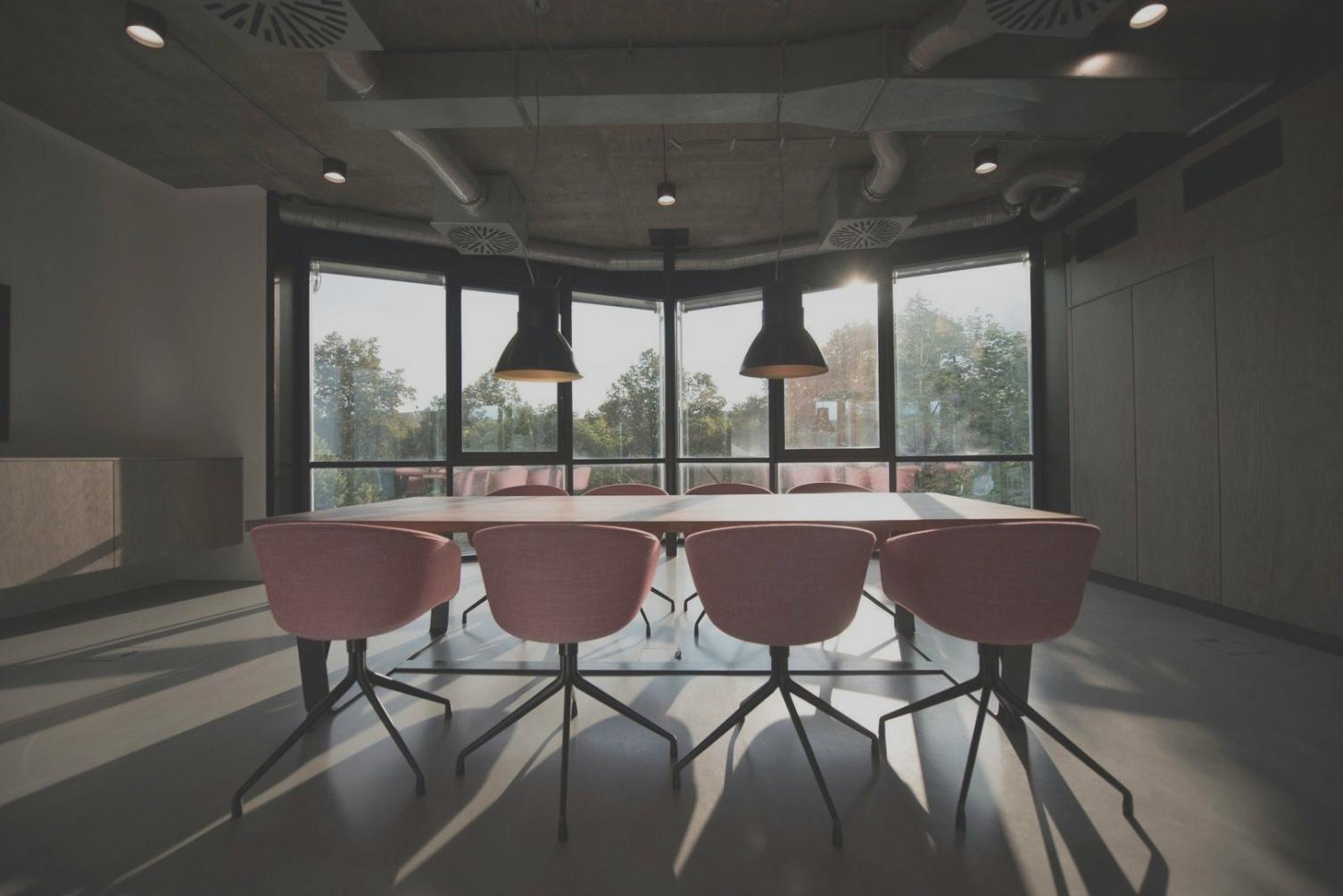 Finanzdokumente und Taschenrechner auf einem professionellen Schreibtisch