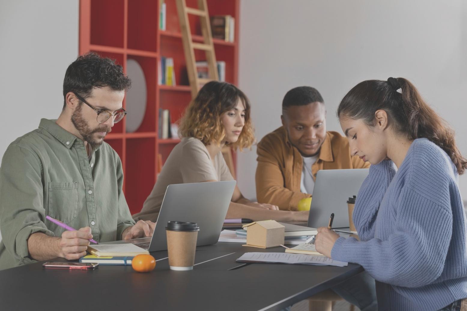 Teamtreffen zur Analyse von Finanzdaten